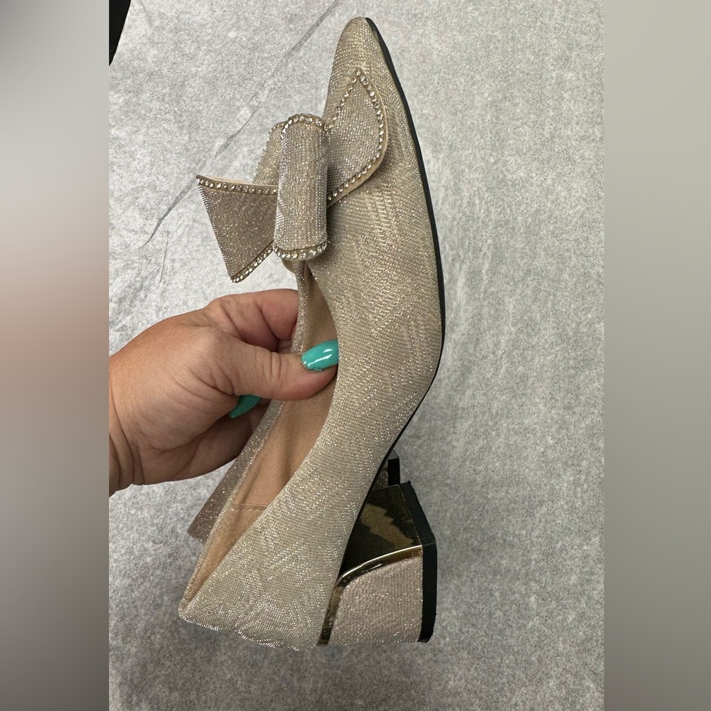 Like NEW! Women's dress shoes Sz 5 chunky heel gold plate glittery beige bow toe - Picture 3 of 7